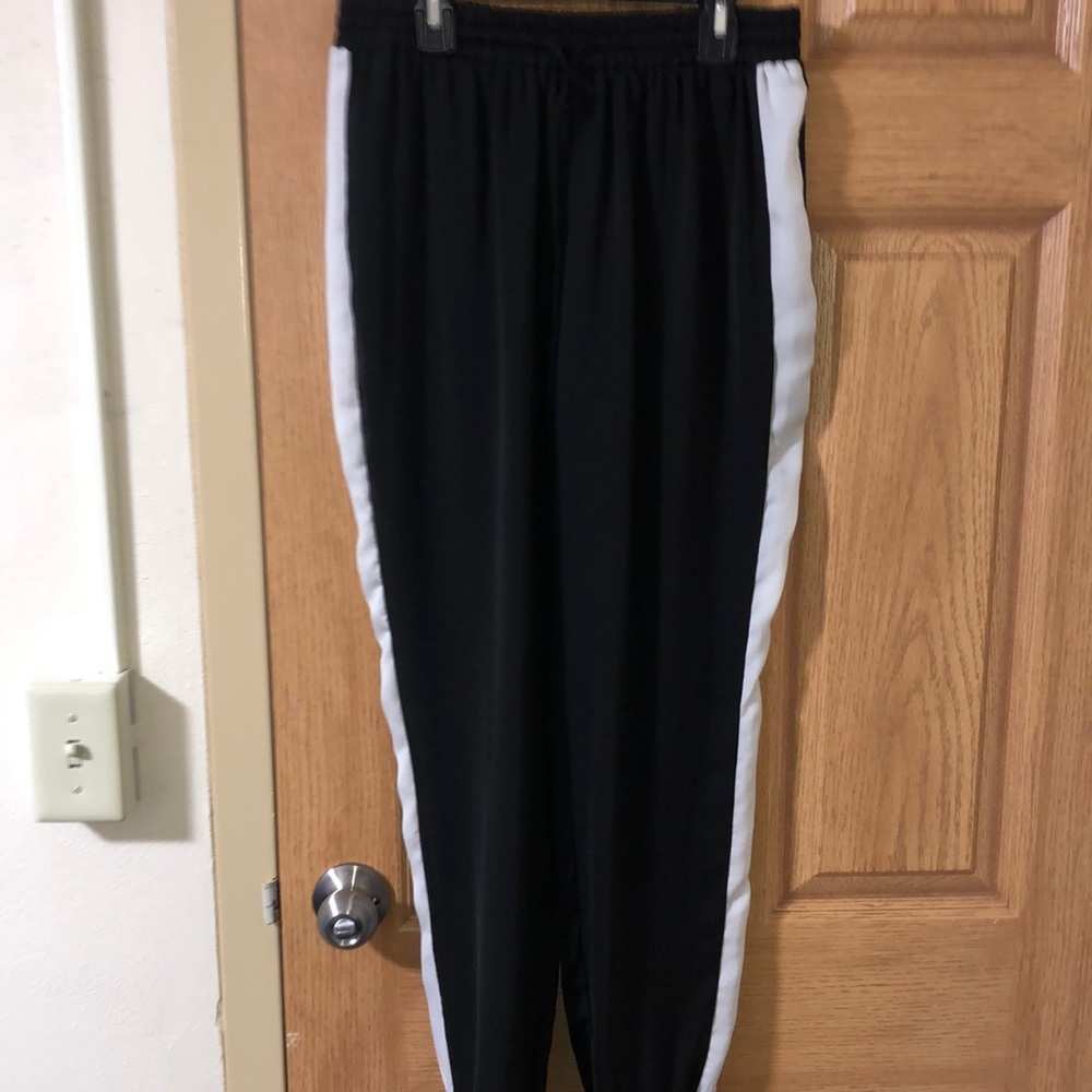 (M) satin forever 21 black & white dress pants